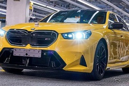 BMW『M5』新型、鮮やかなイエローボディがラインオフ
