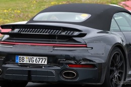 ポルシェ『911』はまだまだ進化する！ 未公開の「ターボSカブリオレ」、新ウィングで開発テスト 画像