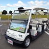 ヤマハ発動機の車両は、埋設された電磁誘導線をたどって規定ルートを走行する