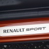 スカッフプレートにRENAULT SPORTの文字が。