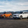 BMW X1（左）とiX1（右）