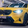 BMW『M5』新型、鮮やかなイエローボディがラインオフ 画像
