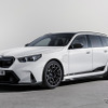 BMWM 5ツーリング 新型の「Mパフォーマンスパーツ」装着車