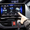 定評ある反応の良い操作感で思い通りに動いてくれる。各画面にはCarPlay／Android Autoアイコンがあり、タッチすれば瞬時に切り替わる