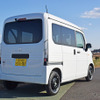 ホンダ N-VAN e: L4のリアビュー。室内容積重視のハイルーフボディ。