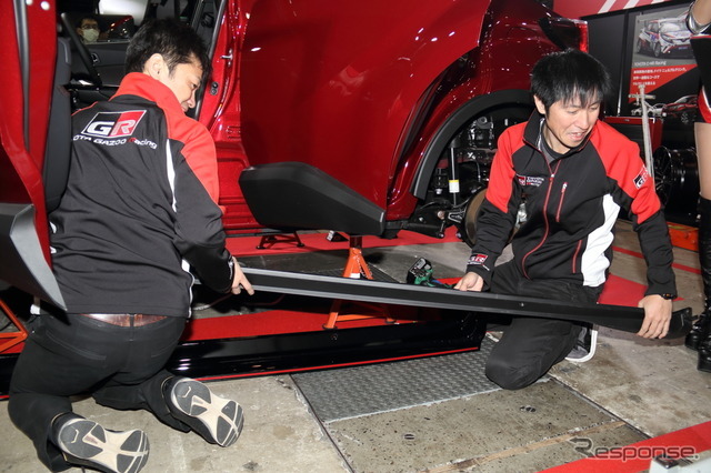 TOYOTA GAZOO Racingブースでカスタムパーツ交換を実演