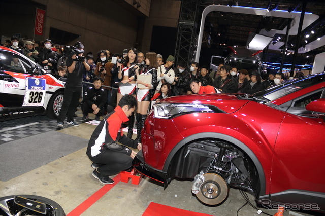 TOYOTA GAZOO Racingブースでカスタムパーツ交換を実演