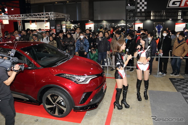 TOYOTA GAZOO Racingブースでカスタムパーツ交換を実演