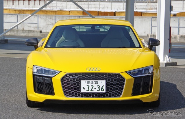 アウディ R8 V10 plus