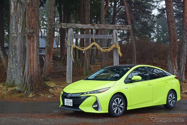 プリウスPHV。長野・上田の真田氏館跡、皇太神社にて。