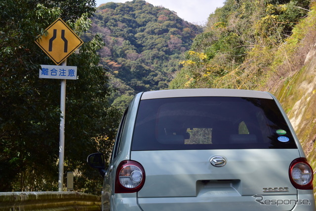 離合注意の看板。すれ違いを表す離合は九州方言という都市伝説があるが、れっきとした国交省用語だ。