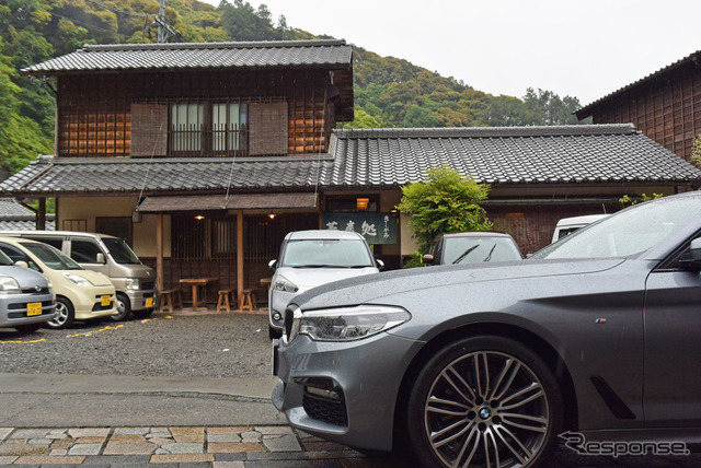 BMW 523d M Sport。静岡の旧東海道、宇津ノ谷宿にて。