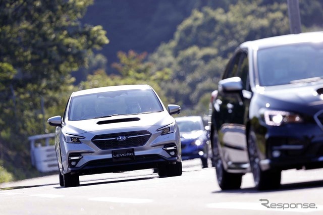 オプション装備される「渋滞時ハンズオフアシスト」でテストコース内走行する新型レヴォーグのプロトタイプ