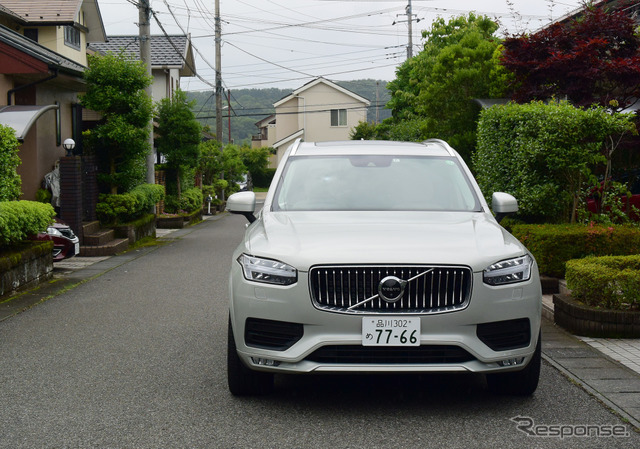 ボルボ XC90 B5 Momentum。閑静な住宅街にて。