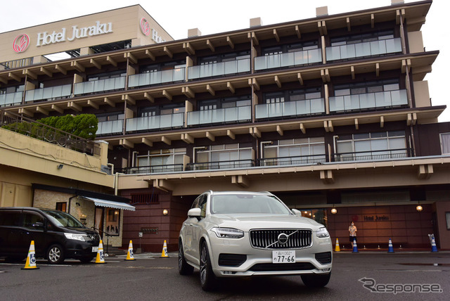 ボルボ XC90 B5 Momentum。福島の飯坂温泉にて。