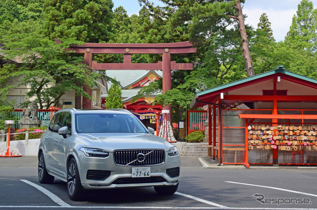 ボルボ XC90 B5 Momentum。仙台の青葉山にて。