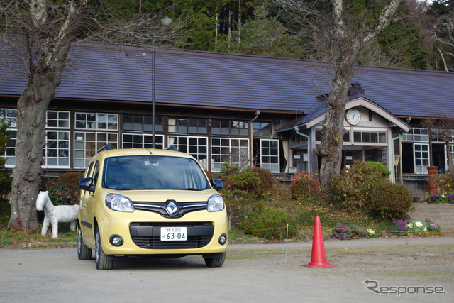 茨城・大子町の上岡小学校跡にて。築年不明だが、明治期の可能性もあるという。内部は昭和の香りが充満している。