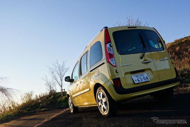 試乗車のボディカラー「ジョン・アグリュム(柑橘類の黄色)」はまさにレモンイエローというイメージ。青空とのコントラストが実に良かった。