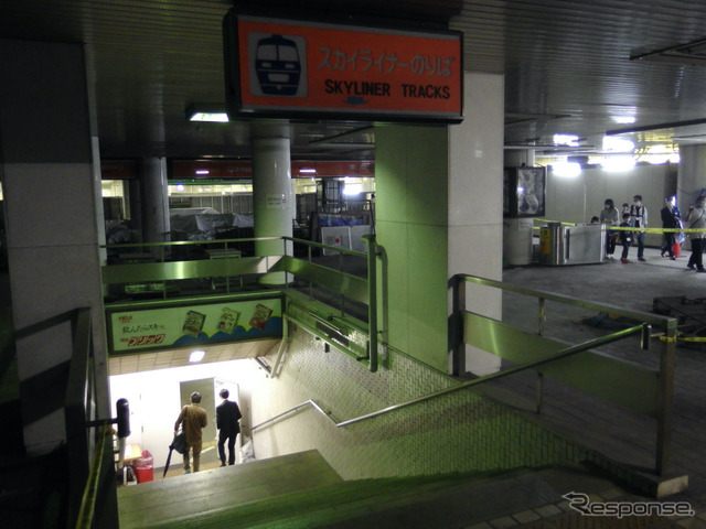 京成線ミステリーツアー：東成田駅、旧スカイライナー用コンコースからホームへ。