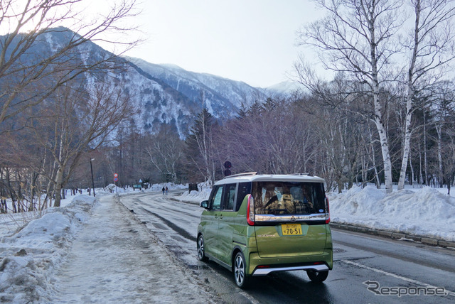 ドライブの最遠到達地は日光湯元。麓から全線にわたって融雪剤が撒かれており、天候が良ければサマータイヤでも行くことは可能。