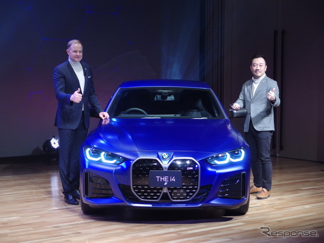 BMW i4日本導入。ヴィードマン社長（向かって左）と岩崎プロダクトマネージャー