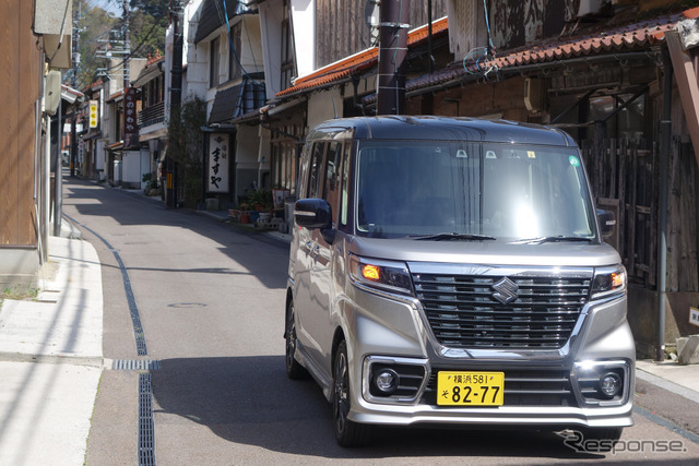 軽自動車は狭い街路も楽々。自動車工学が進化した今、少人数旅行にはうってつけのギアだ。