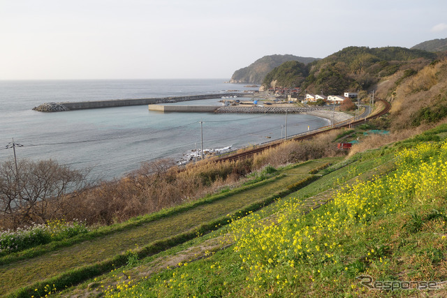 山口・惣郷にて。線路は山陰本線。この付近には鉄道写真ファンの間で有名な惣郷川橋梁がある。