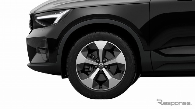 ボルボ XC40 アルティメット B4 AWD ダークエディション（5Yスポークアルミホイール）