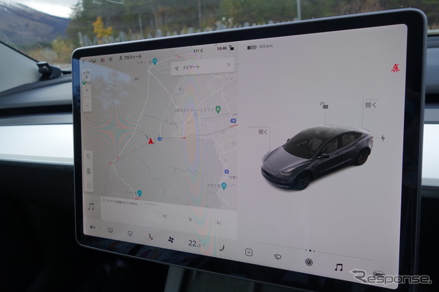 モデル3名物のセンターインフォメーションディスプレイ。ステアリング上のジョグダイヤル+十字キー、ボイスコントロールを使ったコマンドに慣れてくると非常に便利。