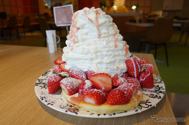 いちごの里カフェで天使のパンケーキをいただく。コロナ禍真っ最中の時はスカイベリーが惜しみなく奢られていたが、今はとちおとめ。