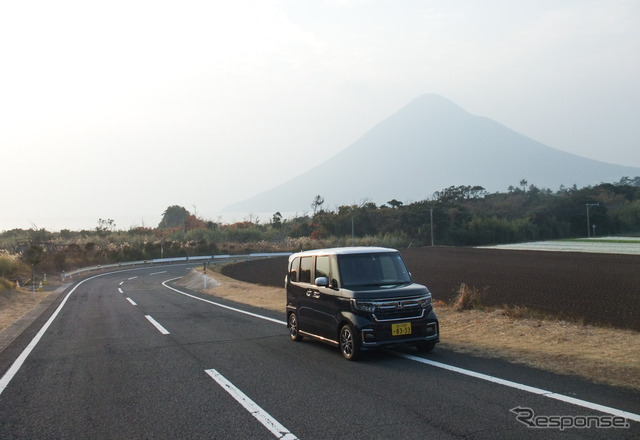 鹿児島県薩摩半島南端、長崎鼻近くの地方道から開聞岳を望む。