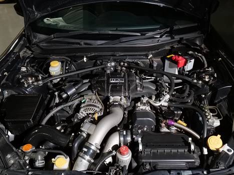 ドライカーボンがエンジンルームをレーシーかつ華やかに彩る！ HKSから86/BRZ（ZN6/ZC6）用「CARBON ENGINE COVER」「CARBON FUSE BOX COVER」が新発売