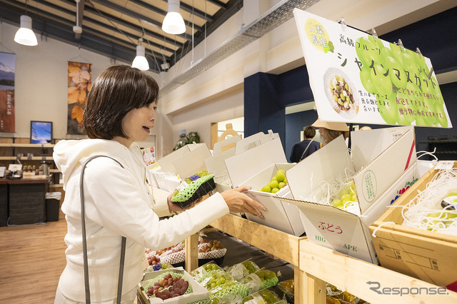 店内には地元物産を中心に陳列。オープンからかなりな人が賑わっていた