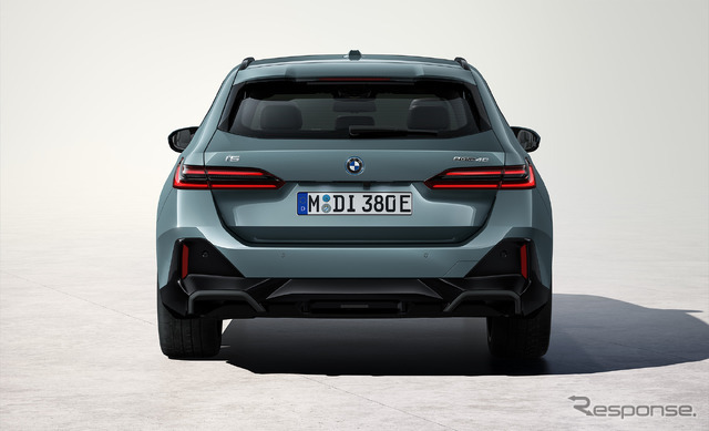 BMW i5ツーリング