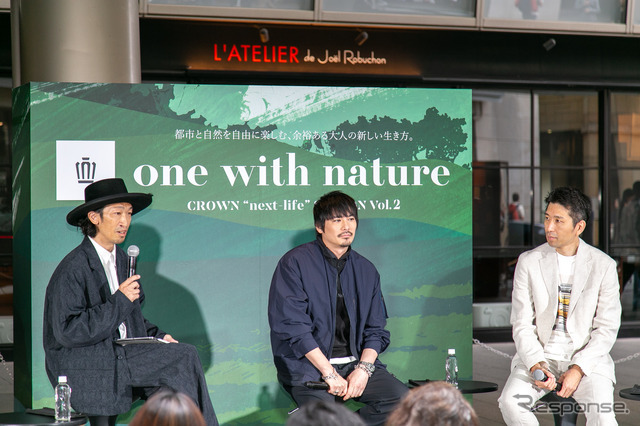 写真左より、OCEANS編集長・原亮太氏、俳優/モデルの水上剣星氏、クラウン製品企画主査・本間裕二氏。