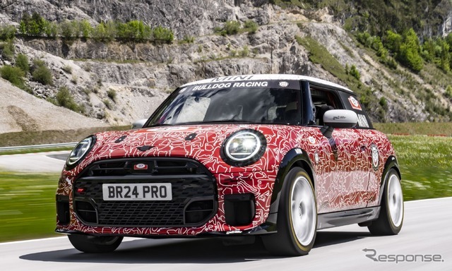 MINI ハッチバック 新型の「JCW」のプロトタイプ