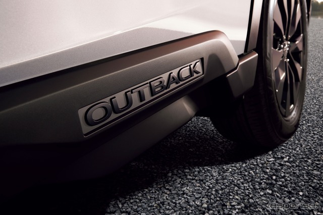 レガシィアウトバック30th Anniversary：ブラック OUTBACK ロゴ入りリヤドア・サイドクラッディング