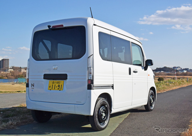 ホンダ N-VAN e: L4のリアビュー。室内容積重視のハイルーフボディ。