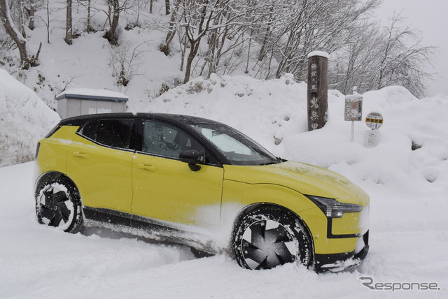 鬼無里の入り口にて記念撮影。ボルボ EX30は深雪に乗り上げるのも朝飯前であった。