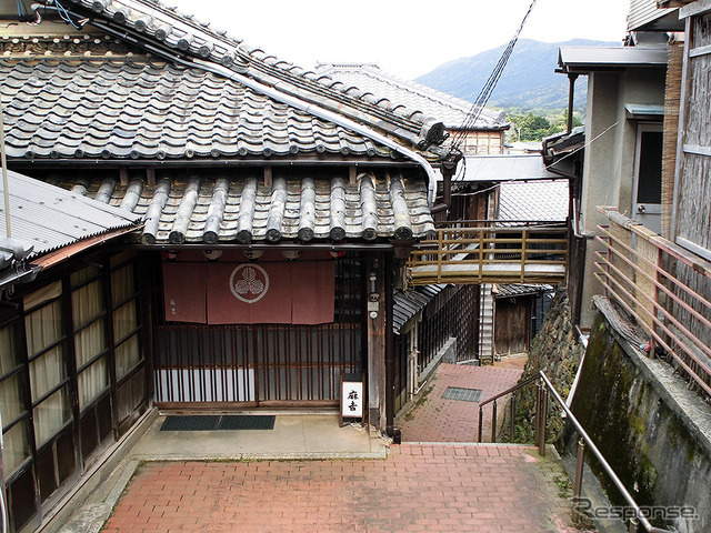 伊勢神宮、内宮と外宮を結ぶ旧街道・古市参宮街道を歩く。遊郭の名残、麻吉旅館も訪ねた（AIR & BUS成田発伊勢行きツアー）