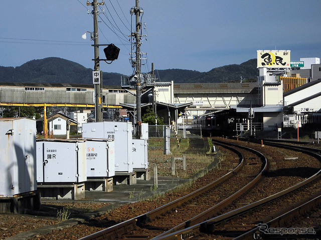 桜新道踏切でレンタサイクルを降り、伊勢市駅などを眺める（AIR & BUS成田発伊勢行きツアー）