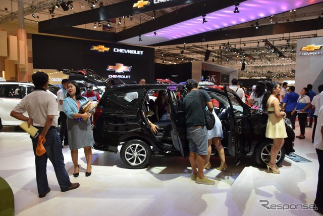 じっくりと車内を確認する来場者（2016 GIIAS）